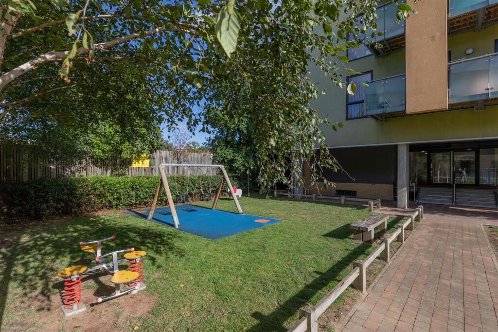 Chigwell Road, E18