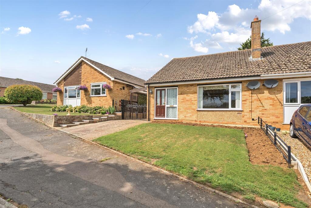 15 Simons Walk, Pattishall (1).jpg