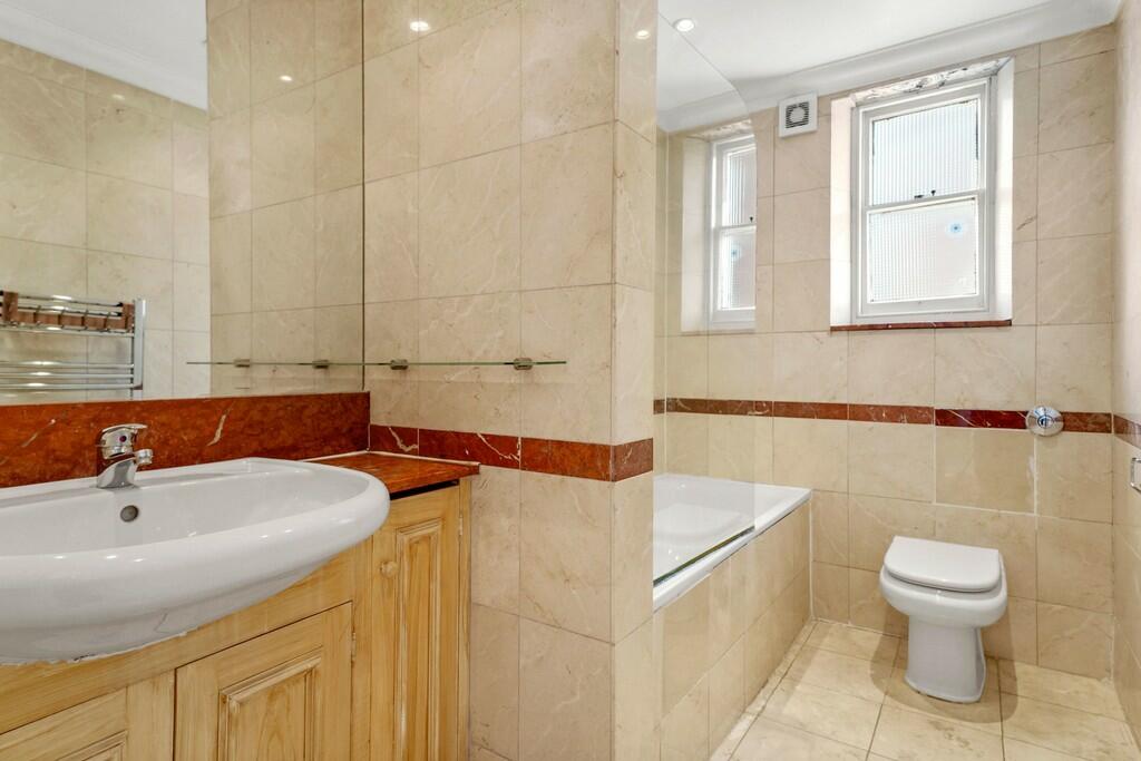 Main Bathroom 