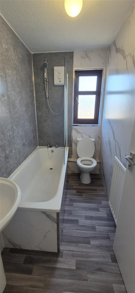 22 WoodcroftAvenue Bathroom.png