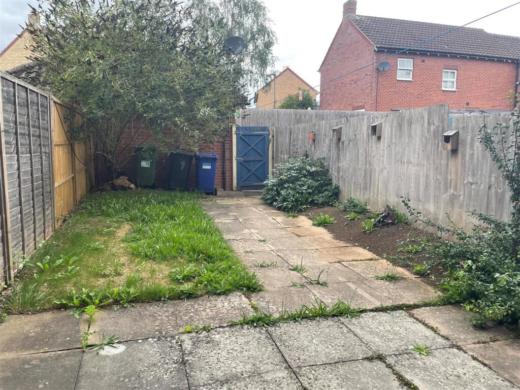 4 Baines Close - Garden 1.jpg