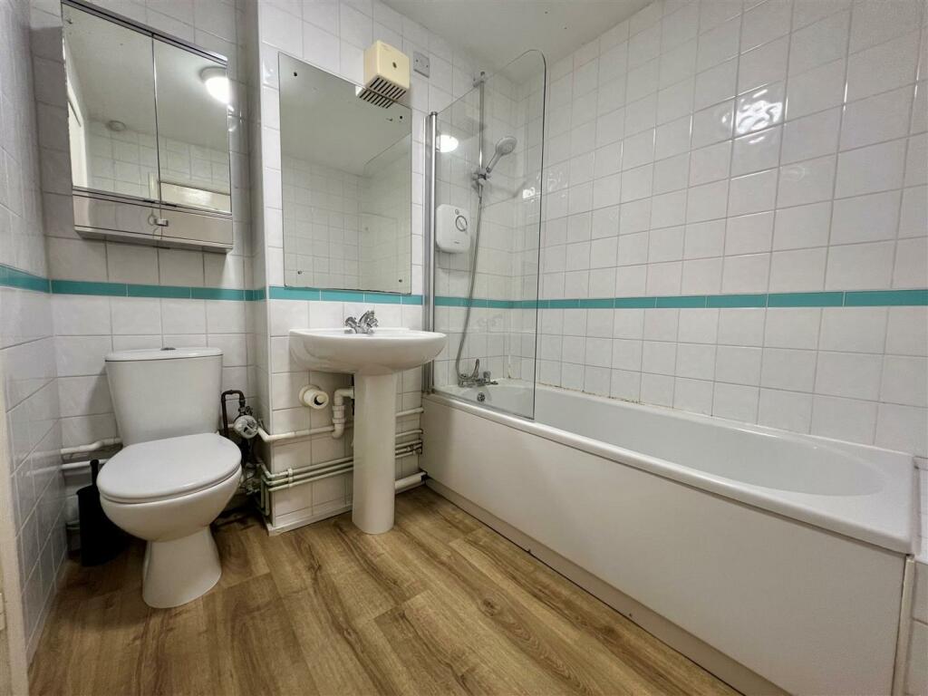 Main Bathroom.jpg