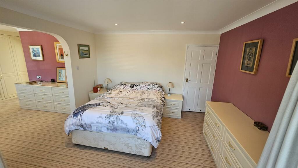 PRINCIPAL BEDROOM SUITE