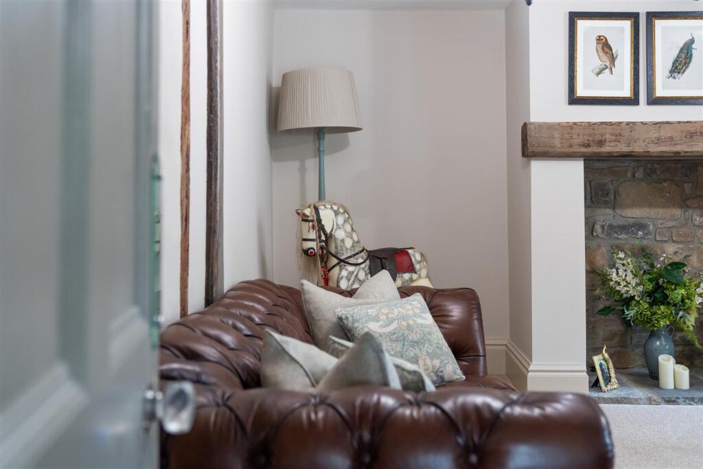 Living Room-6.jpg