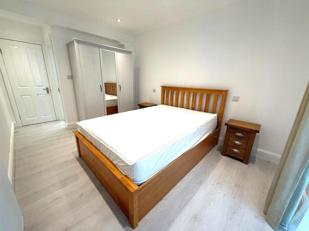 Main bed.jpg