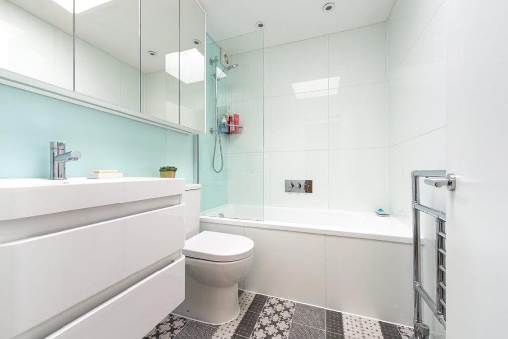 bathrom 2.jpg