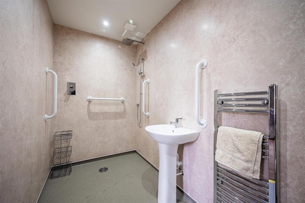 Ensuite Shower (1).jpg