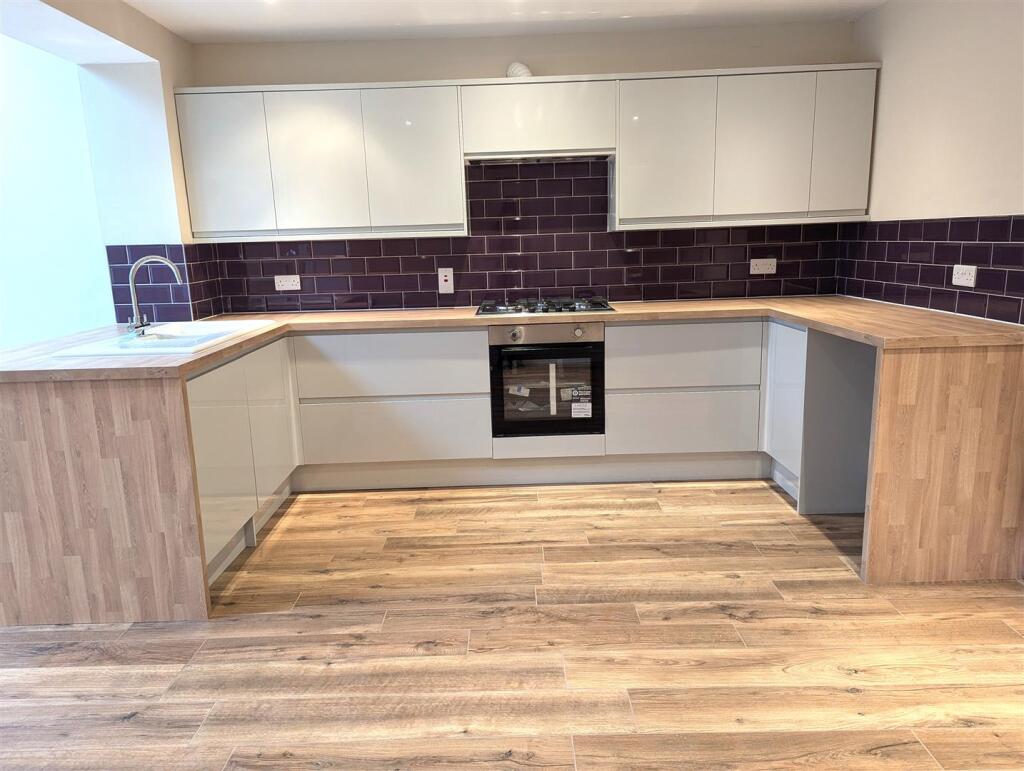 Kitchen 2.jpg