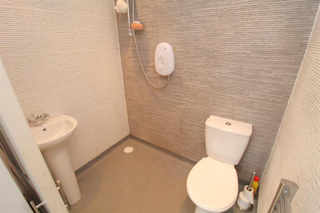 Ground Floor Ensuite.JPG