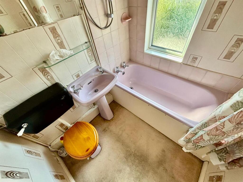 Bathroom / WC: