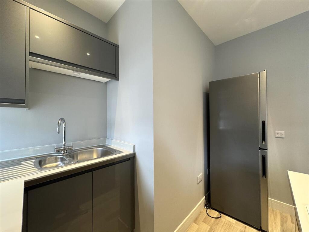 KITCHEN 2.JPG
