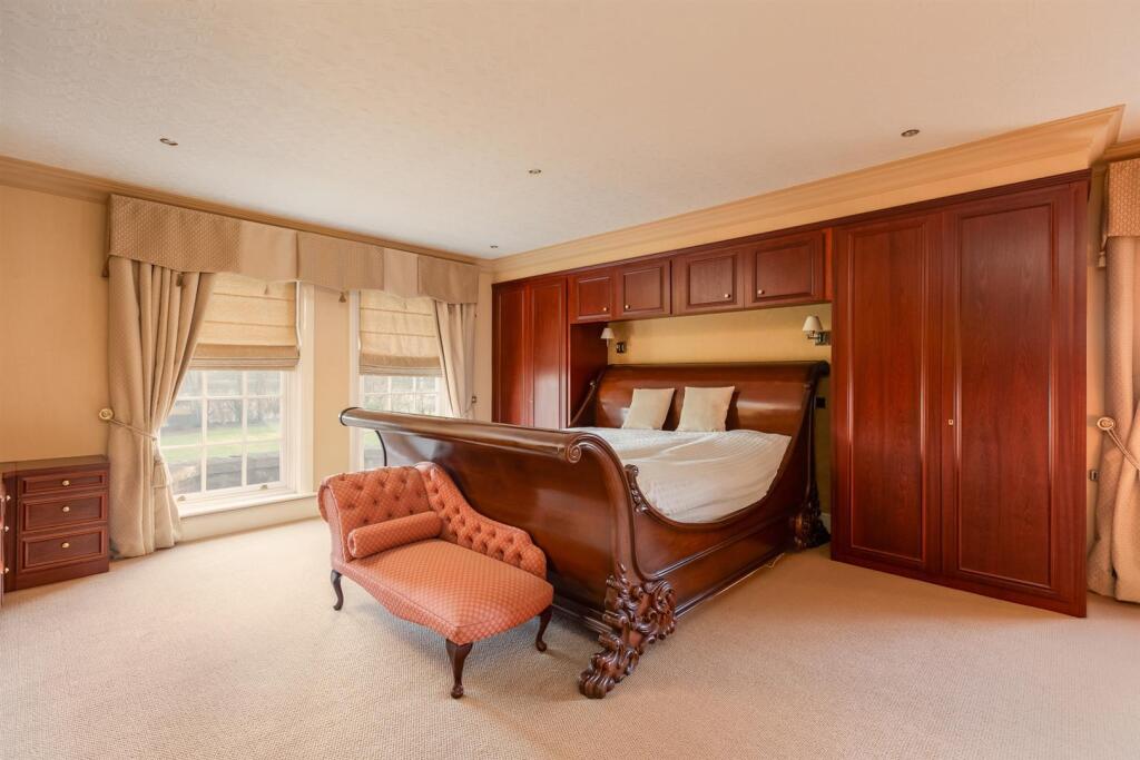 Bedroom 1 suite