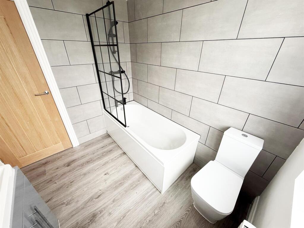 Family Bathroom (3).jpg