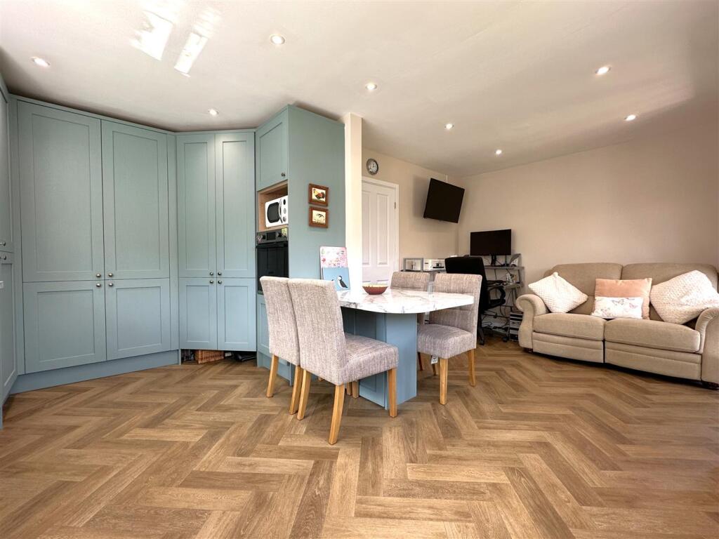 Living/Dining Kitchen Space 078