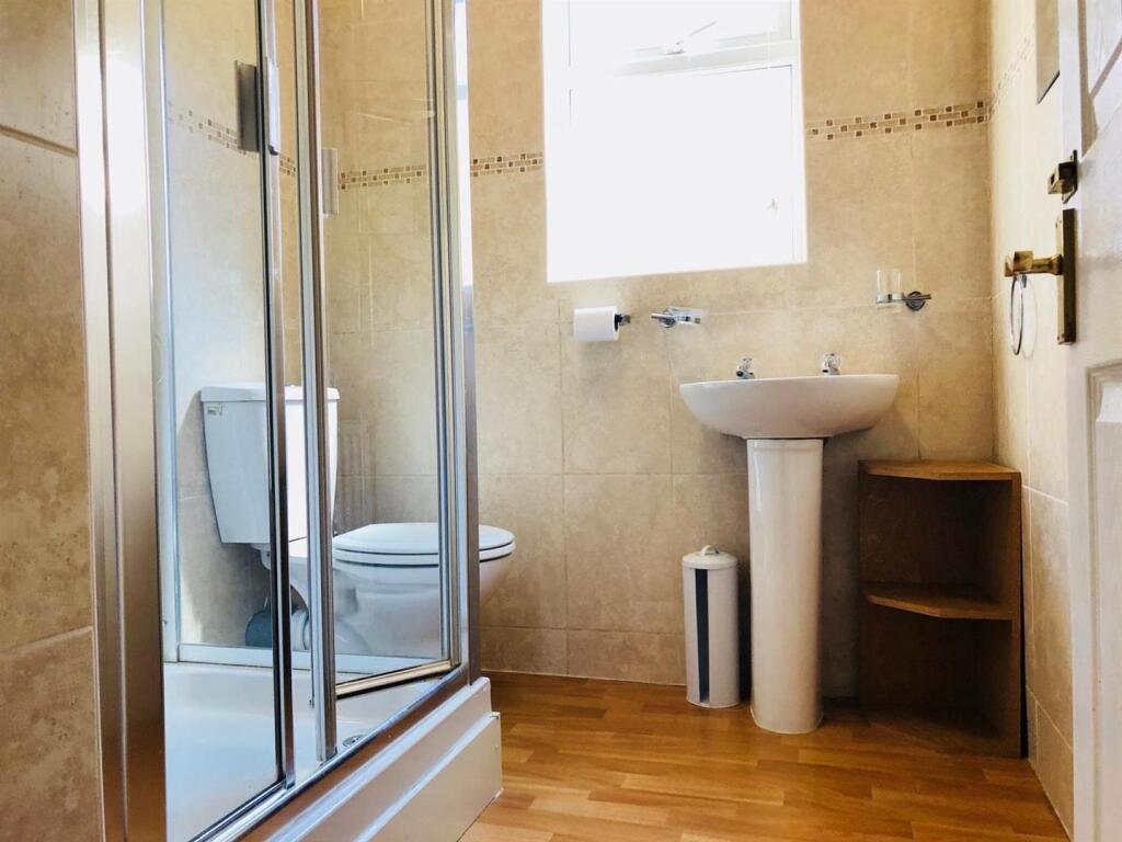 1) 11 Ash Grove Flat B Bathroom 13.12.2018.jpg