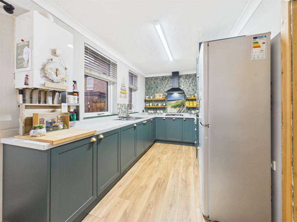 BREAKFASTING KITCHEN