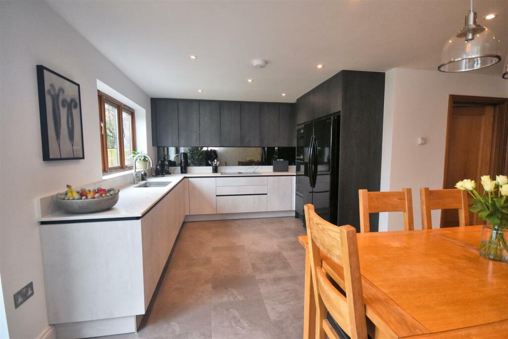 Kitchen 5.jpg