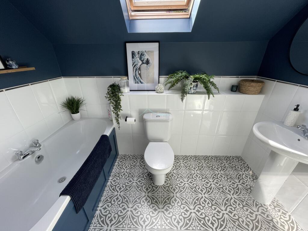 Bathroom a.JPG
