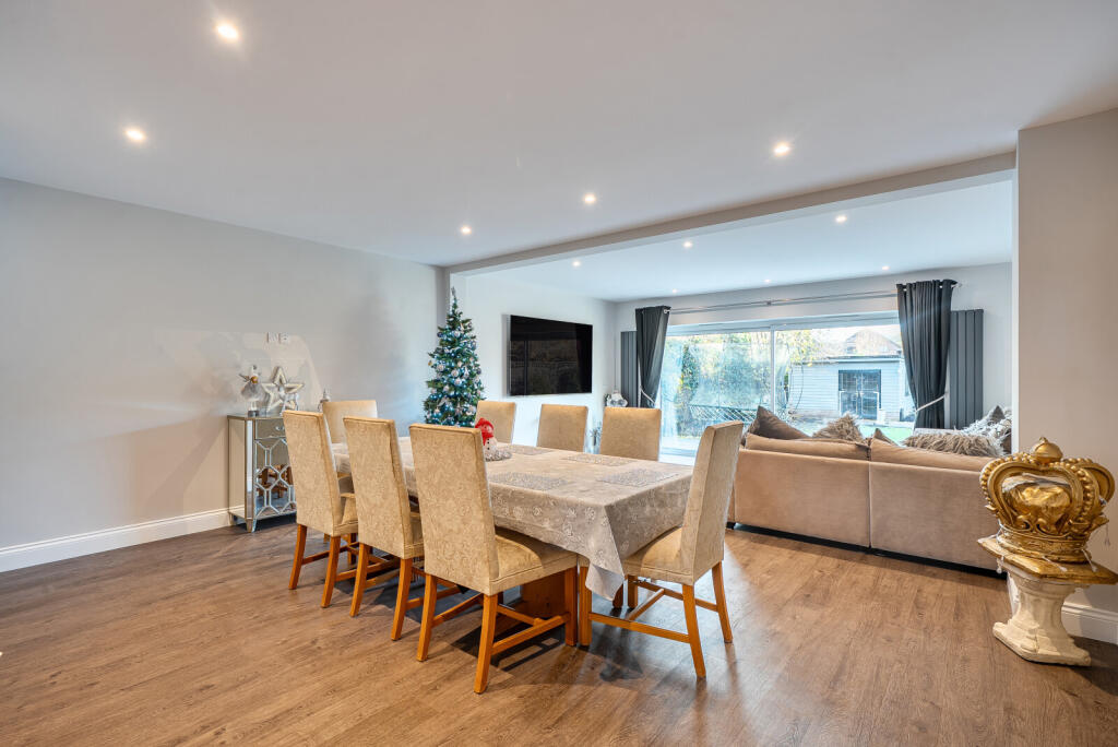 1385319-22-692eda...