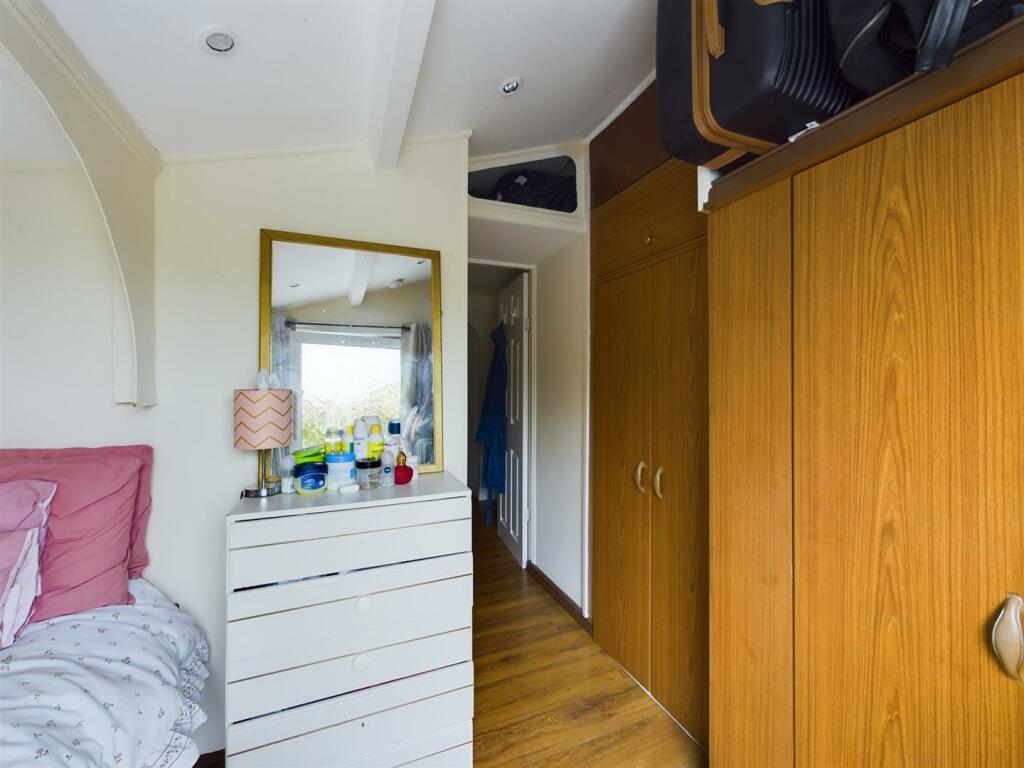 Bedroom 1 (4).jpg