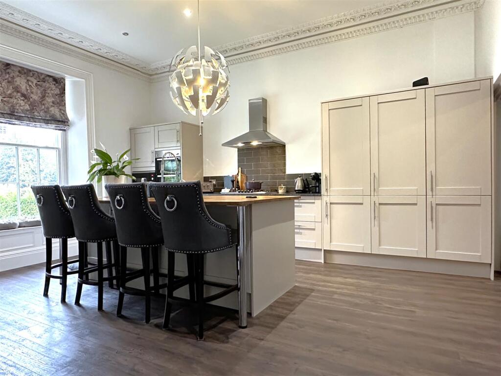 Stunning Dining Kitchen 622