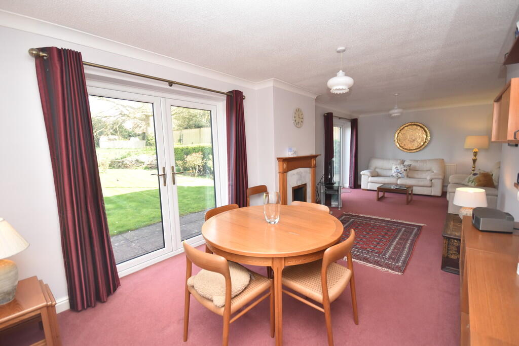 Lounge/Dining Roo...