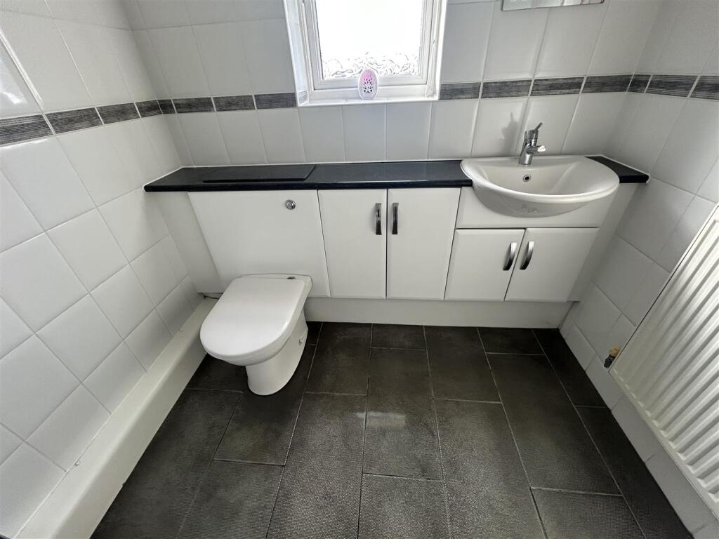 EN-SUITE SHOWER ROOM