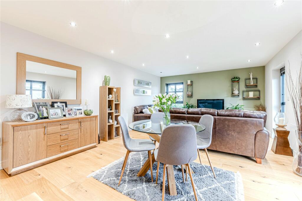 Lounge/Dining