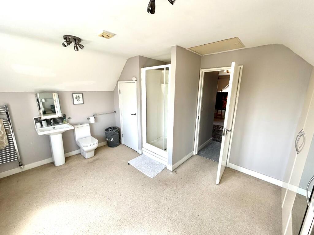 ensuite master.JPG