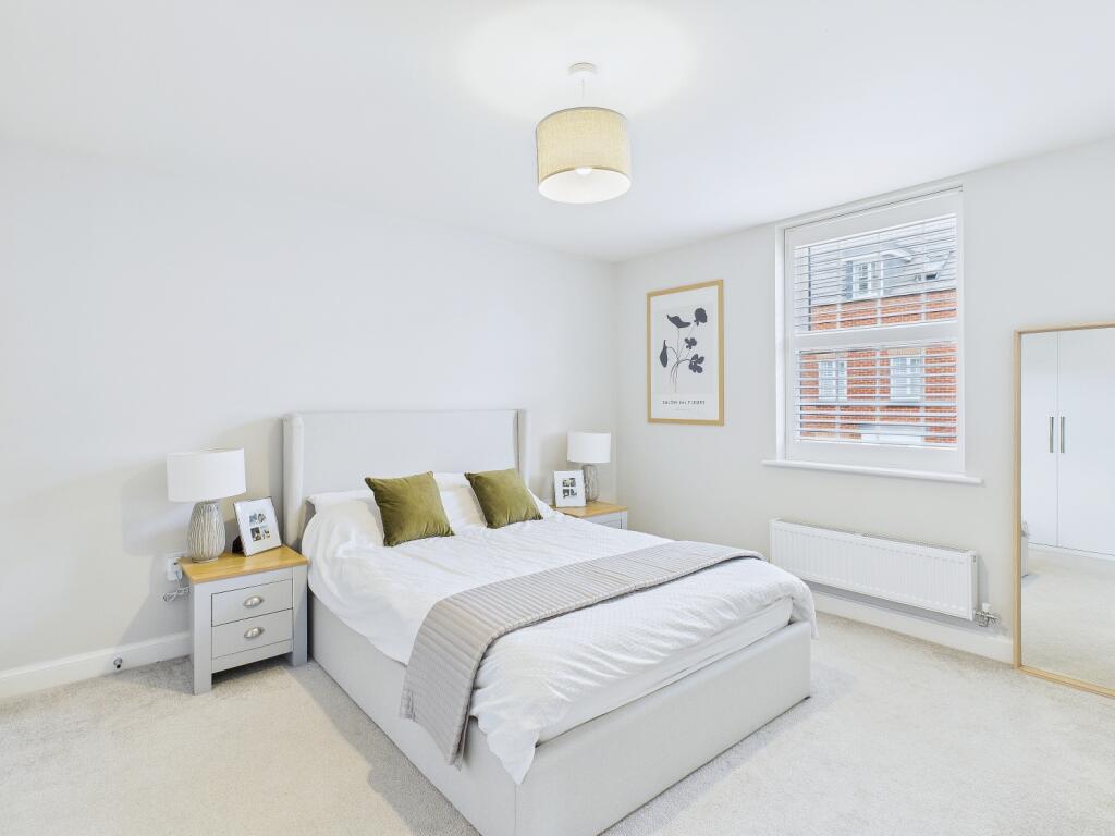 CAM03162G0-PR0107-STILL028