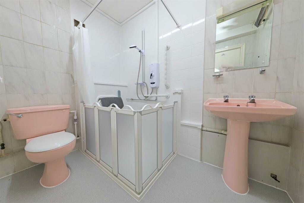 nicholas james kinsale bathroom_.jpg