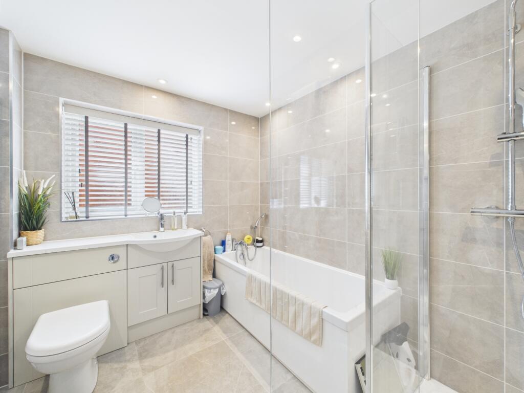 CAM02023G0-PR0152-STILL030