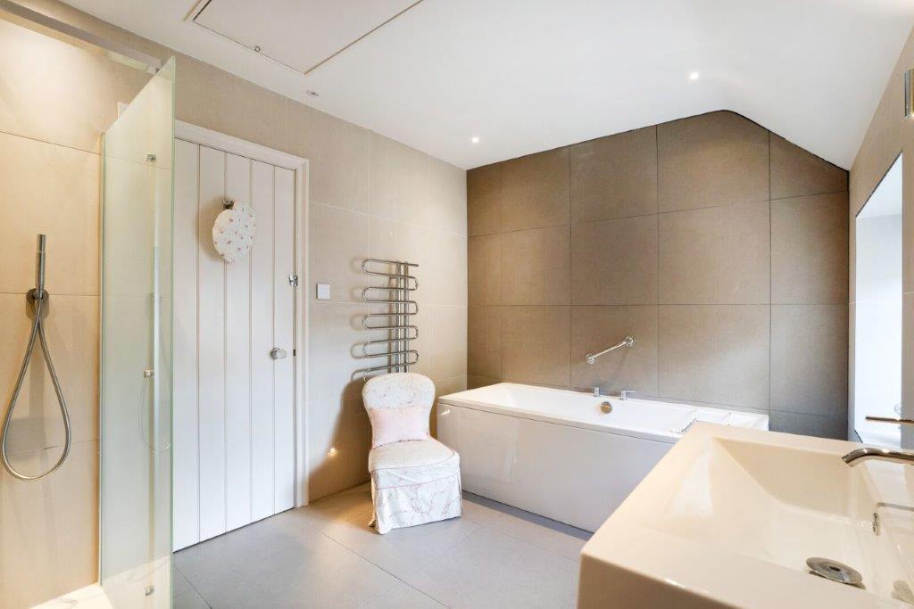 September Cottage - Family Bathroom 1.jpg