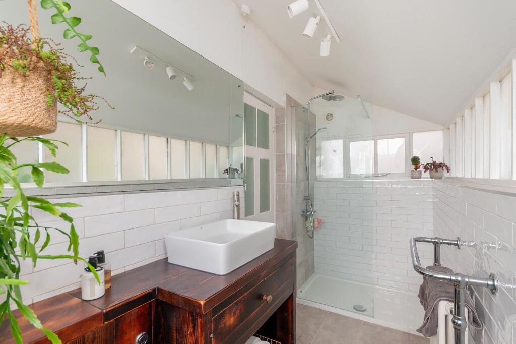 1H7RCN - Shower Room A.jpg