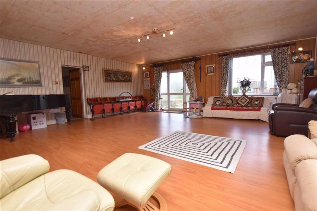 FAMILY/GAMES ROOM