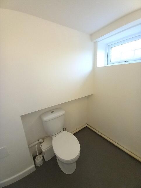 FITTED CLOAKROOM 
