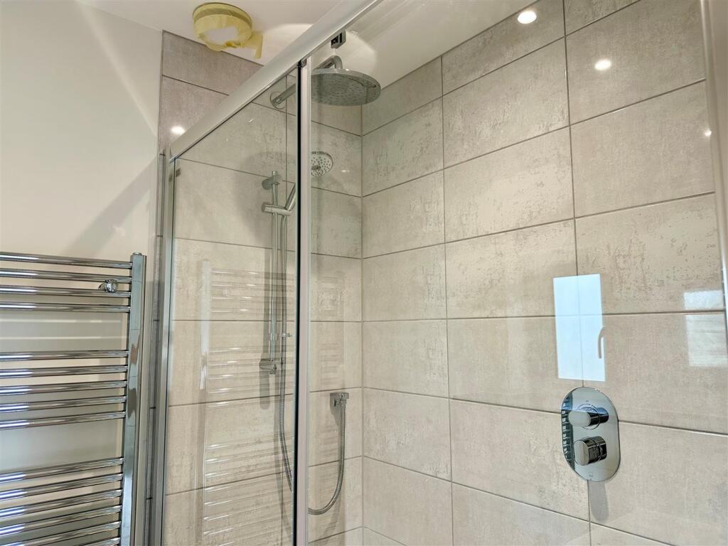 Similar En-suite Shower.jpg