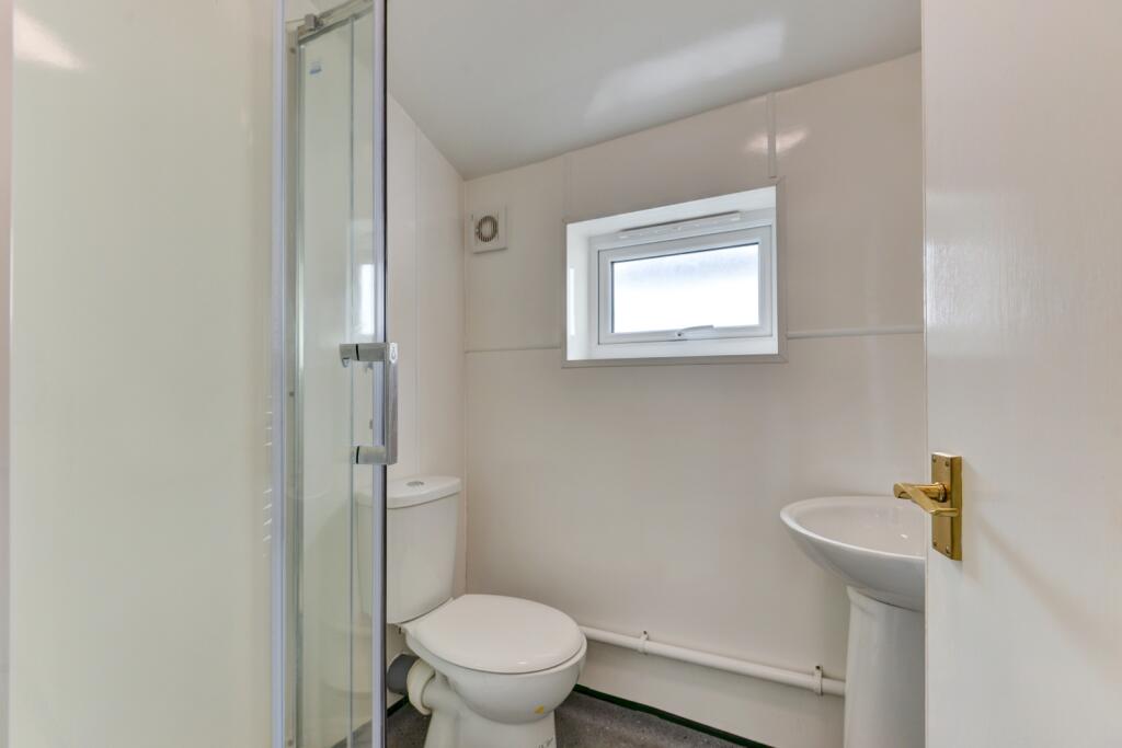 15 Stanley Road Bathroom 2