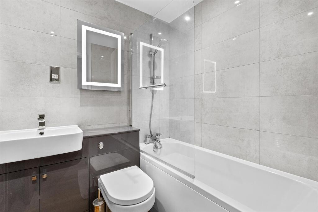 Flat 2, 77 London Road, HP11 1BN-6.jpg