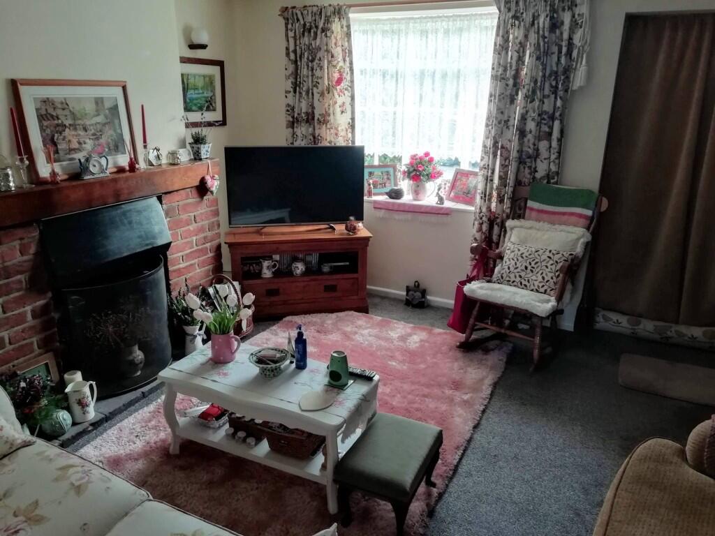 SITTING RM FURNISHED