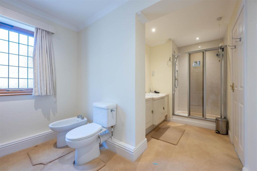 Principal Bedroom En-Suite 2