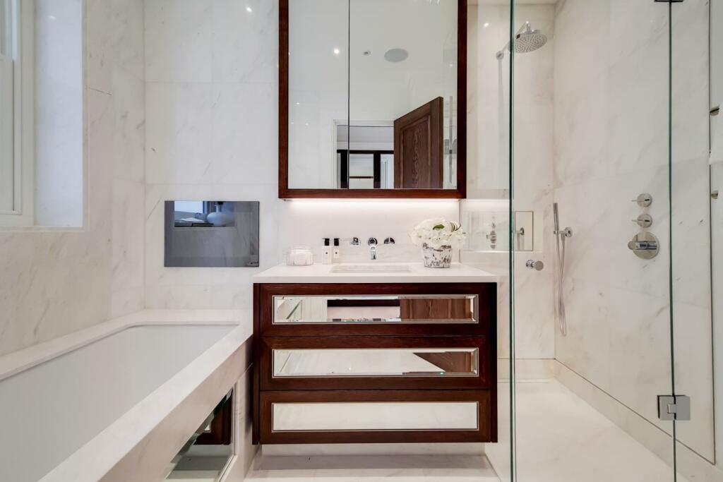 10_Main Ensuite-0.jpg
