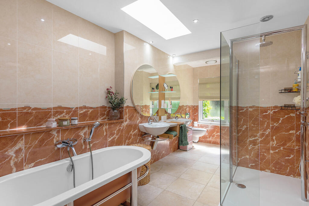 Downstairs En Suite