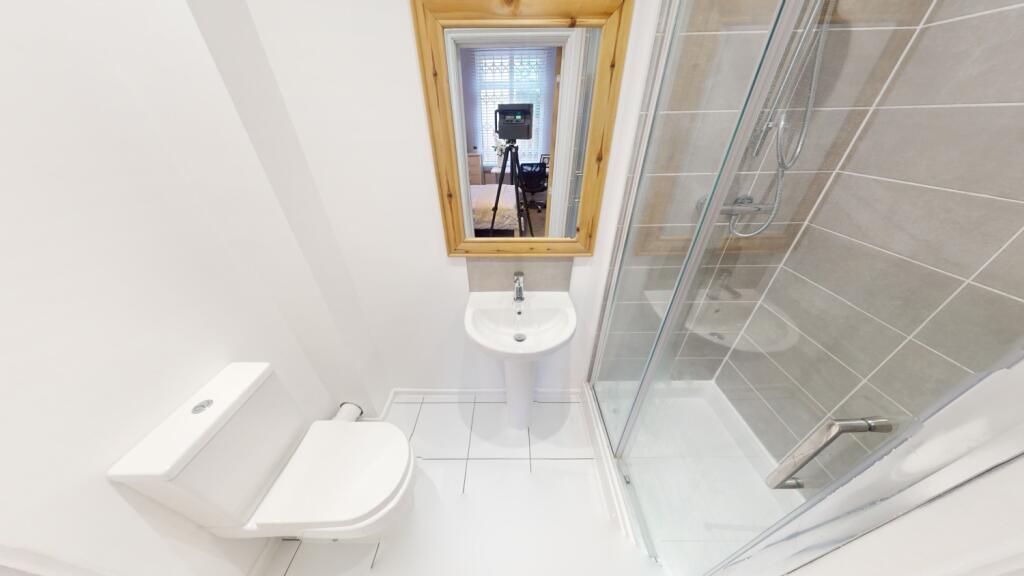 44 Burford Ensuite 1