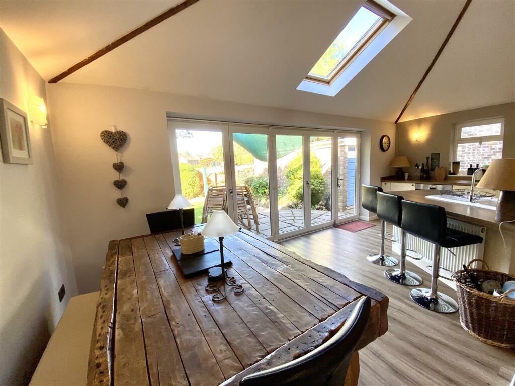 KITCHEN/FAMILY DINING ROOM