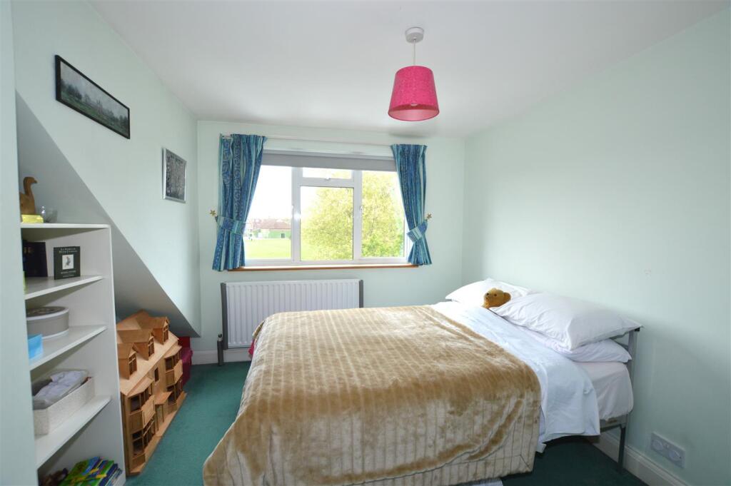 29 Old Manor Drive bed top 2.JPG