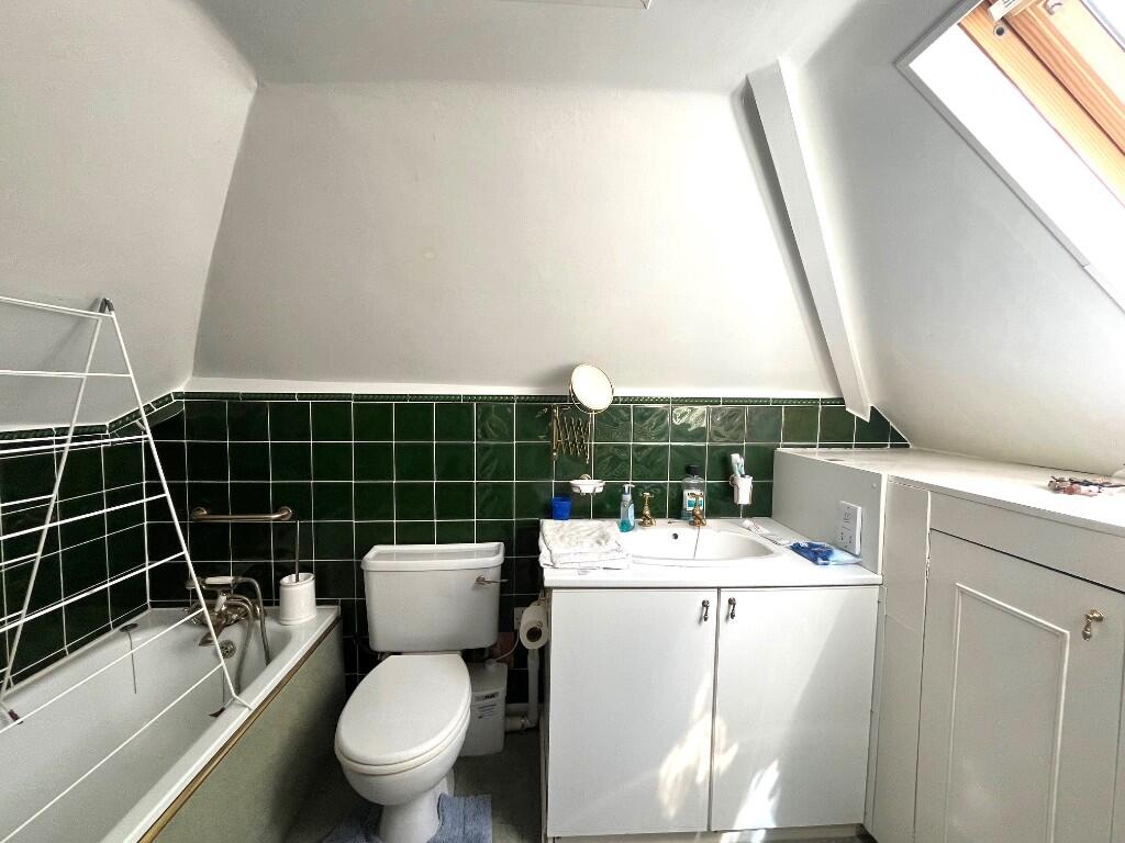 En-suite (bed 1)