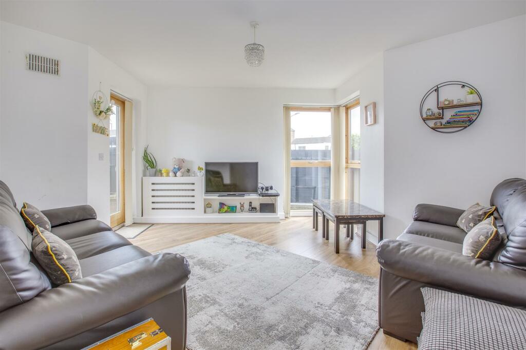 10 Lindsay Court, Lindsay Avenue, HP12 3GF-8.jpg