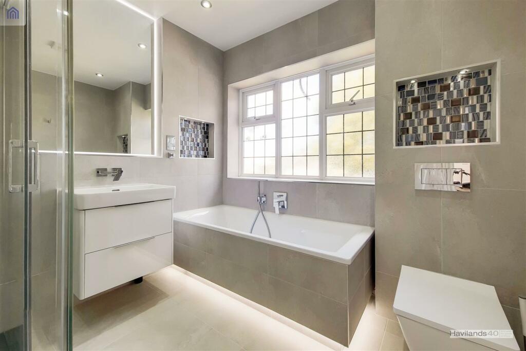 17_Bathroom-0.jpg