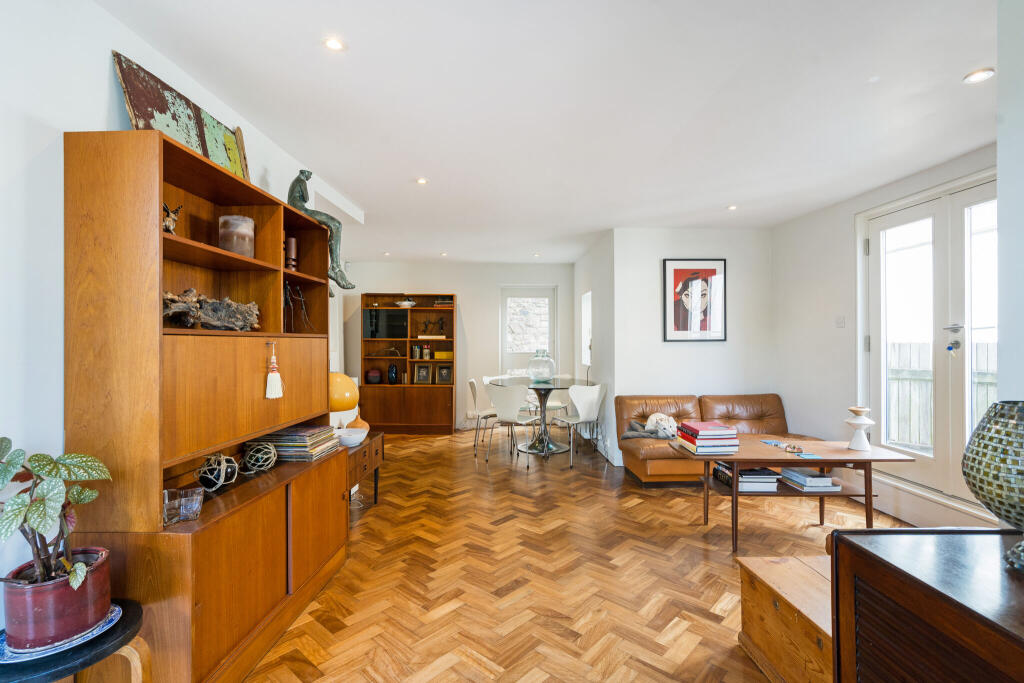 Sitting Room/Dining Room